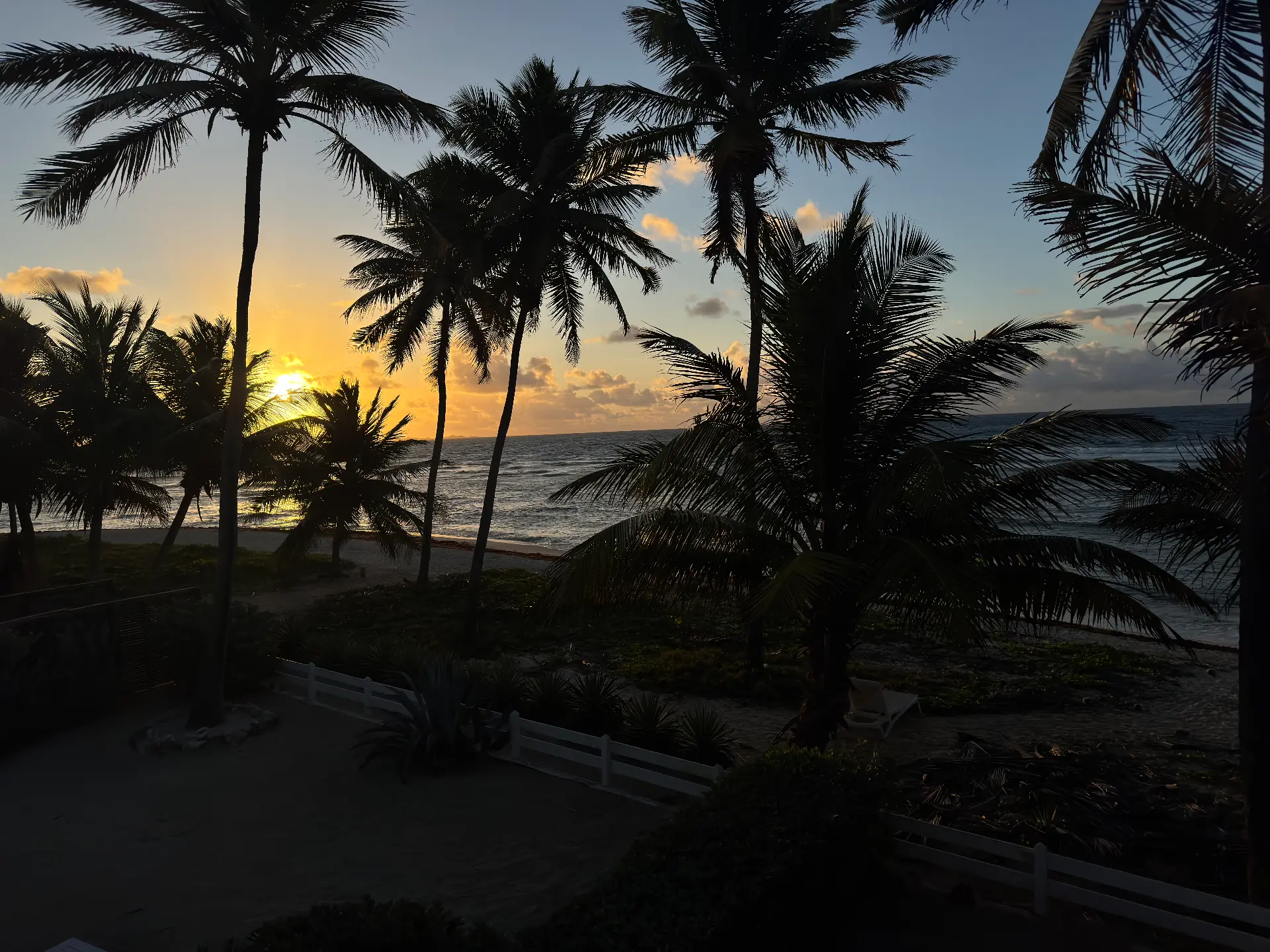 Vue sur la mer au coucher du soleil depuis Villa Pitaya